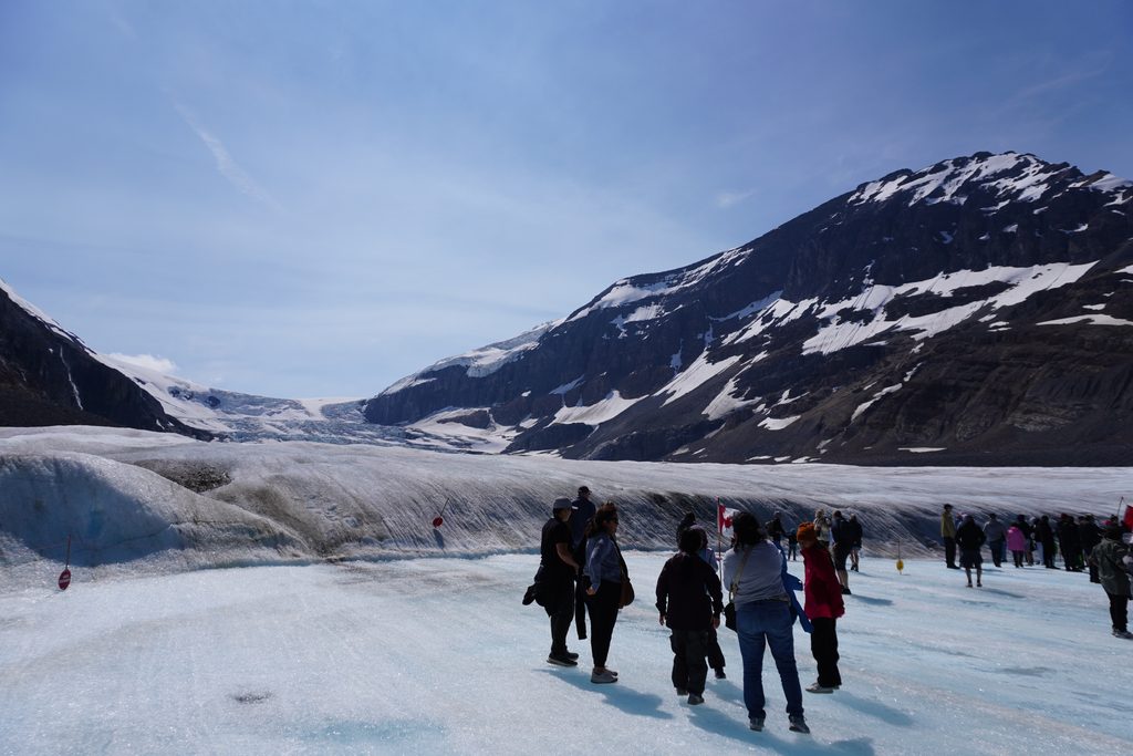 雪とは違く、白色というよりブルーです。