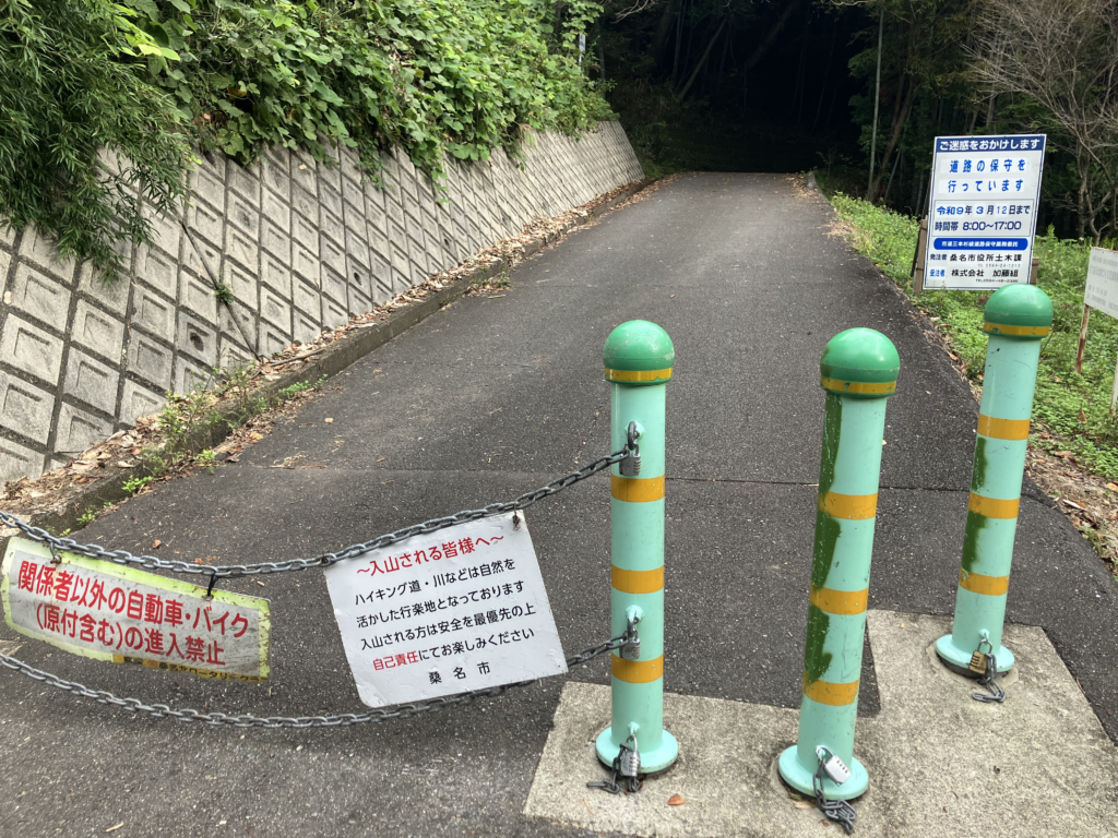 ここからスタート。車は入れないようになっています。