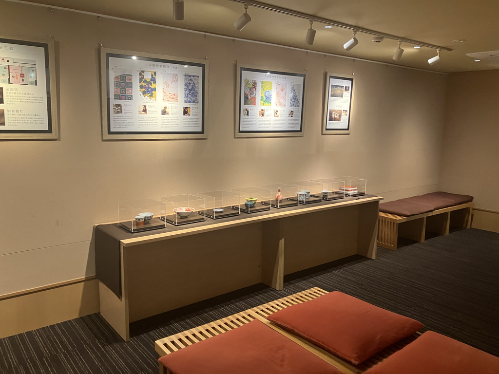 内湯の入口に、アートパネルの作者と作品一覧が掲示されていました✨
