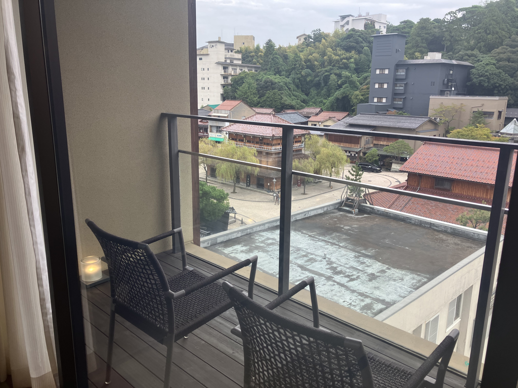 ベランダもあります。奥に古総湯が見えて楽しい。