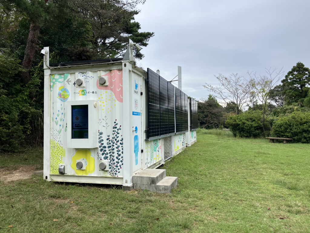綺麗そうなトイレ。実際、山のトイレにしてはかなり綺麗でした！