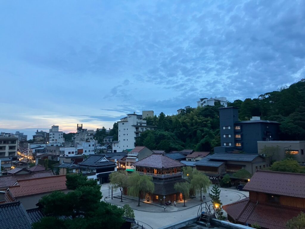 部屋から眺める朝の古総湯。