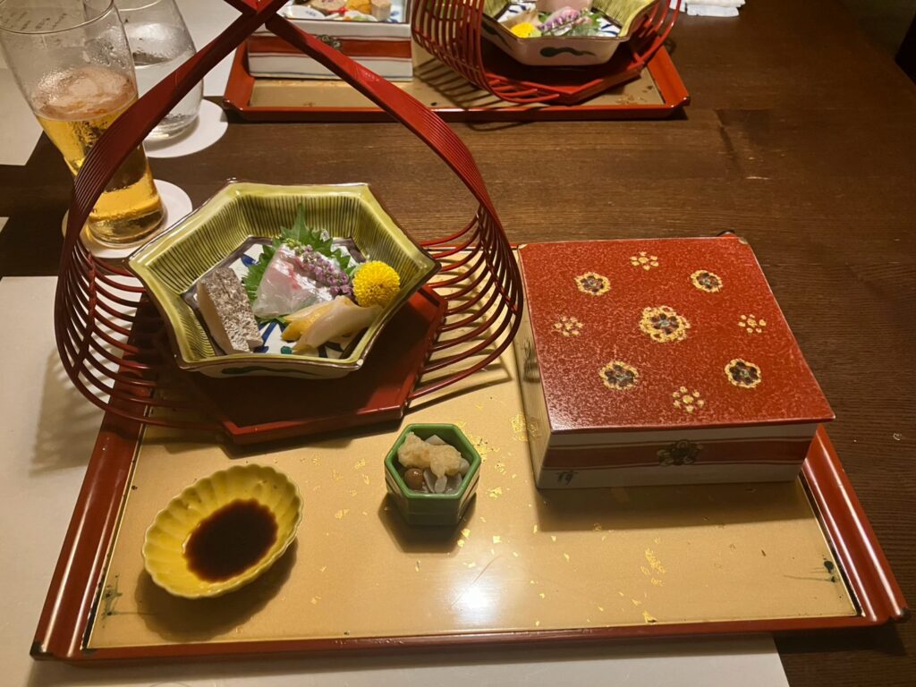 素敵な器です。蓋を開けると八寸料理です。