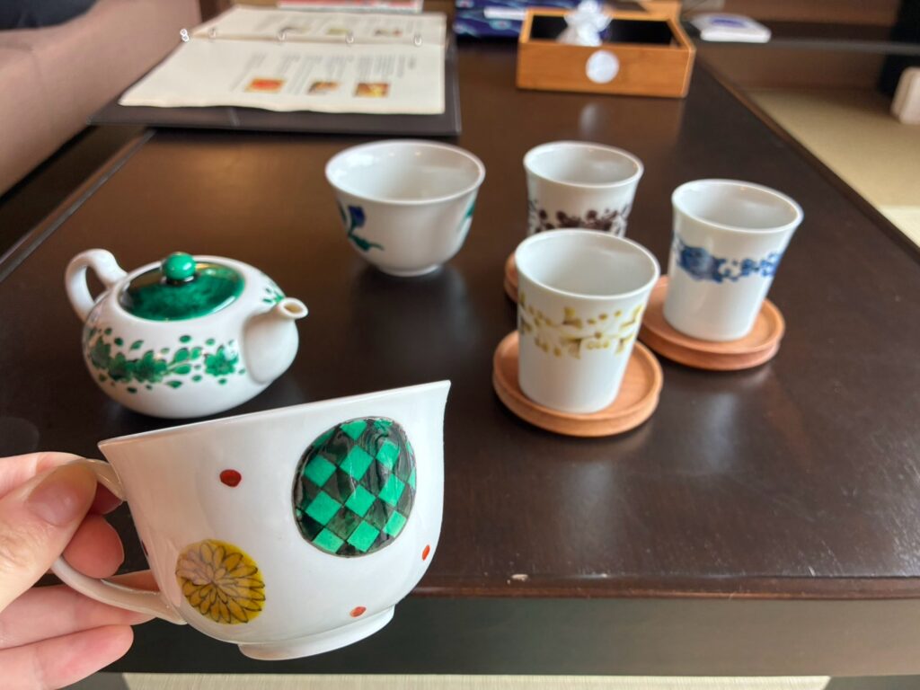 部屋にある器もすべて九谷焼でした✨