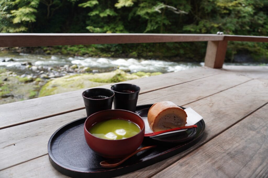 山中温泉の川床でひと休憩。