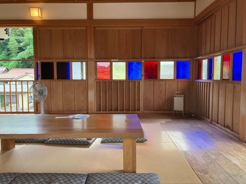 こちらは朝の2階の様子。比較的新しい建物なので綺麗な空間です。