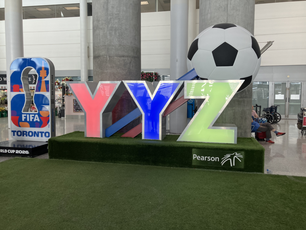 YYZ＝トロント・ピアソン空港。ちょうどワールドカップの開催時期でした。
